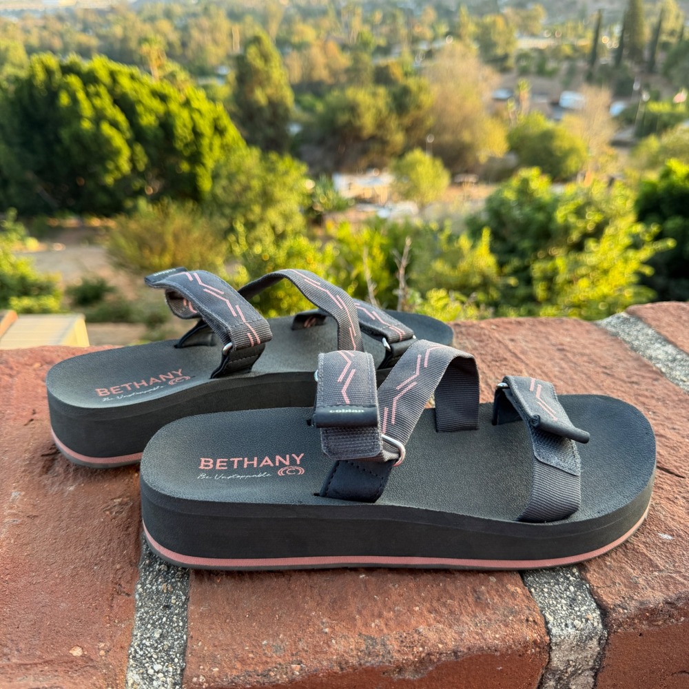 Cobian Bethany Hamilton Be Unstoppable Platform Sandals Grey Pink Womens Size 9